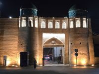 2026_UZB - Xiva: Stadttor bei Nacht &ndash; &copy; Dieter Braune (Eberhardt TRAVEL)