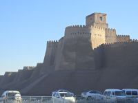2026_UZB - Xiva: Xiva Stadtmauer &ndash; &copy; Dieter Braune (Eberhardt TRAVEL)