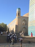 2026_UZB - Xiva: Foto mit trad. Kopfbedeckung &ndash; &copy; Dieter Braune (Eberhardt TRAVEL)