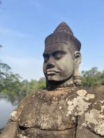 156 Angkor Thom - Eingang Brücke - Figur.jpeg &ndash; &copy; Andy Nguyen (Eberhardt TRAVEL)