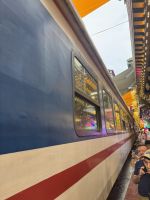 ...der Zug fährt durch geschäftiges Treiben (5) &ndash; &copy; Willi Thomas Krupp (Eberhardt TRAVEL)