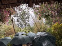Spazierengehen in Mai Chou &ndash; &copy; Sabine Reckord (Eberhardt TRAVEL)
