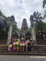 Vietnam. Hue. Reisegruppe an der Thien-Mu Pagode  &ndash; &copy; Heike Jack (Eberhardt TRAVEL)
