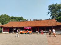 Schüler mit Kalligrafien für Glück und Erfolg, Literaturtempel  &ndash; &copy; Monika Cortese (Eberhardt TRAVEL)