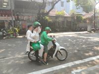 Statt Kutsche und weißen Pferden: ab ins Eheglück auf dem Moped! &ndash; &copy; Monika Cortese (Eberhardt TRAVEL)