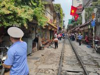 Hanoi Train Street, die Polizei drückt ein Auge zu &ndash; &copy; Monika Cortese (Eberhardt TRAVEL)