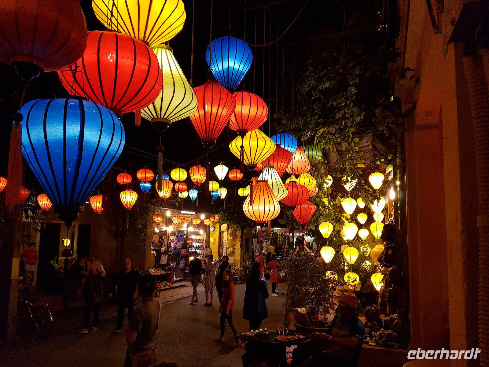 08.54_Hoi An; Abendspaziergang &ndash; &copy; Jörg Nesse (Eberhardt TRAVEL)