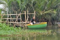 unser Reiseleiter versucht es auch &ndash; &copy; Gina Egenolf (Eberhardt TRAVEL)