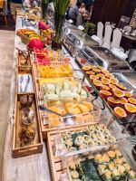 Frühstücksbuffet mit frischem Obst und vietnamesischen Spezialitäten im Hotel in Hanoi, Vietnam