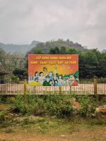 Informationsschild zur ländlichen Entwicklung im Dorf Mai Hich in der Region Mai Chau, Vietnam