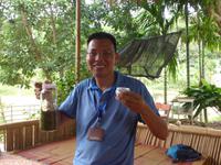 Khoi reicht Tee. &ndash; &copy; Birgit Hornung (Eberhardt TRAVEL)