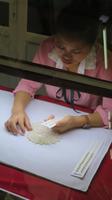 Händische Sortierung der Perlen, Ha Long &ndash; &copy; Elena Hinz (Eberhardt TRAVEL)