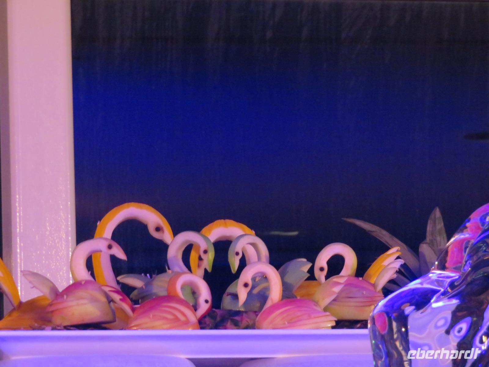 Mein Schiff 3 -Weisse Poolparty - Kunstwerke aus Obst &ndash; &copy; Annette Weise (Eberhardt TRAVEL)