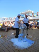 Mein Schiff 3 -Eisfiguren-Schnitzen &ndash; &copy; Annette Weise (Eberhardt TRAVEL)