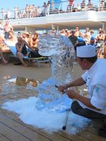 Mein Schiff 3 -Eisfiguren-Schnitzen &ndash; &copy; Annette Weise (Eberhardt TRAVEL)