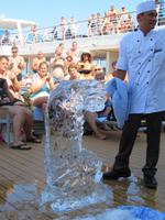 Mein Schiff 3 -Eisfiguren-Schnitzen &ndash; &copy; Annette Weise (Eberhardt TRAVEL)