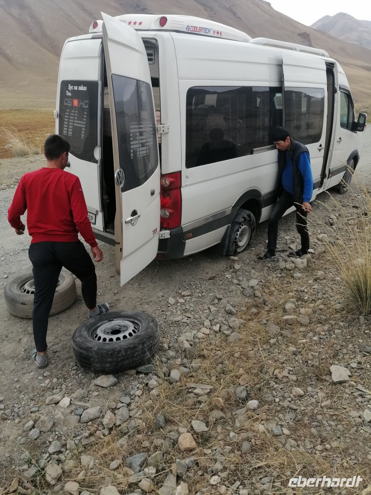 Reifenpanne auf dem Weg zum Kalmak-Aschuu-Pass &ndash; &copy; Andrej Kulikov (Eberhardt TRAVEL)