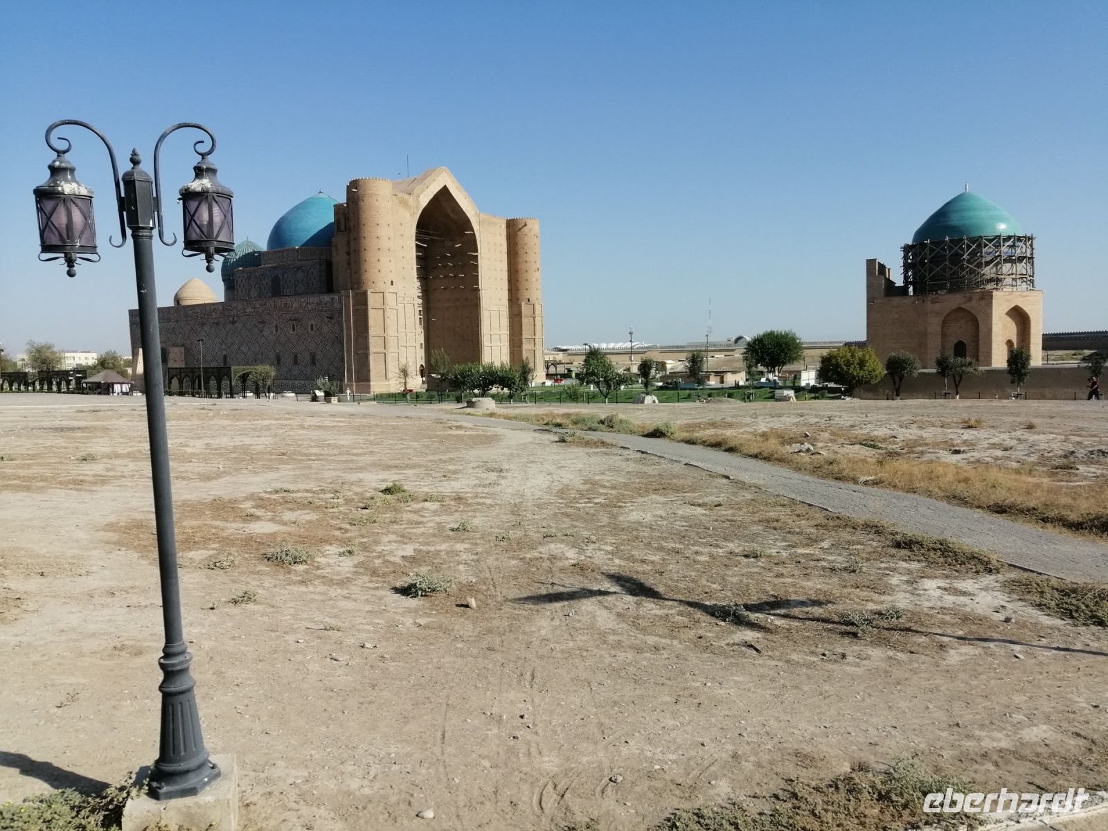 Besichtigung des Mausoleums des bekannten Sufisten und Dichter Ahmed Jassewi (Freilichtmuseum) &ndash; &copy; Andrej Kulikov (Eberhardt TRAVEL)