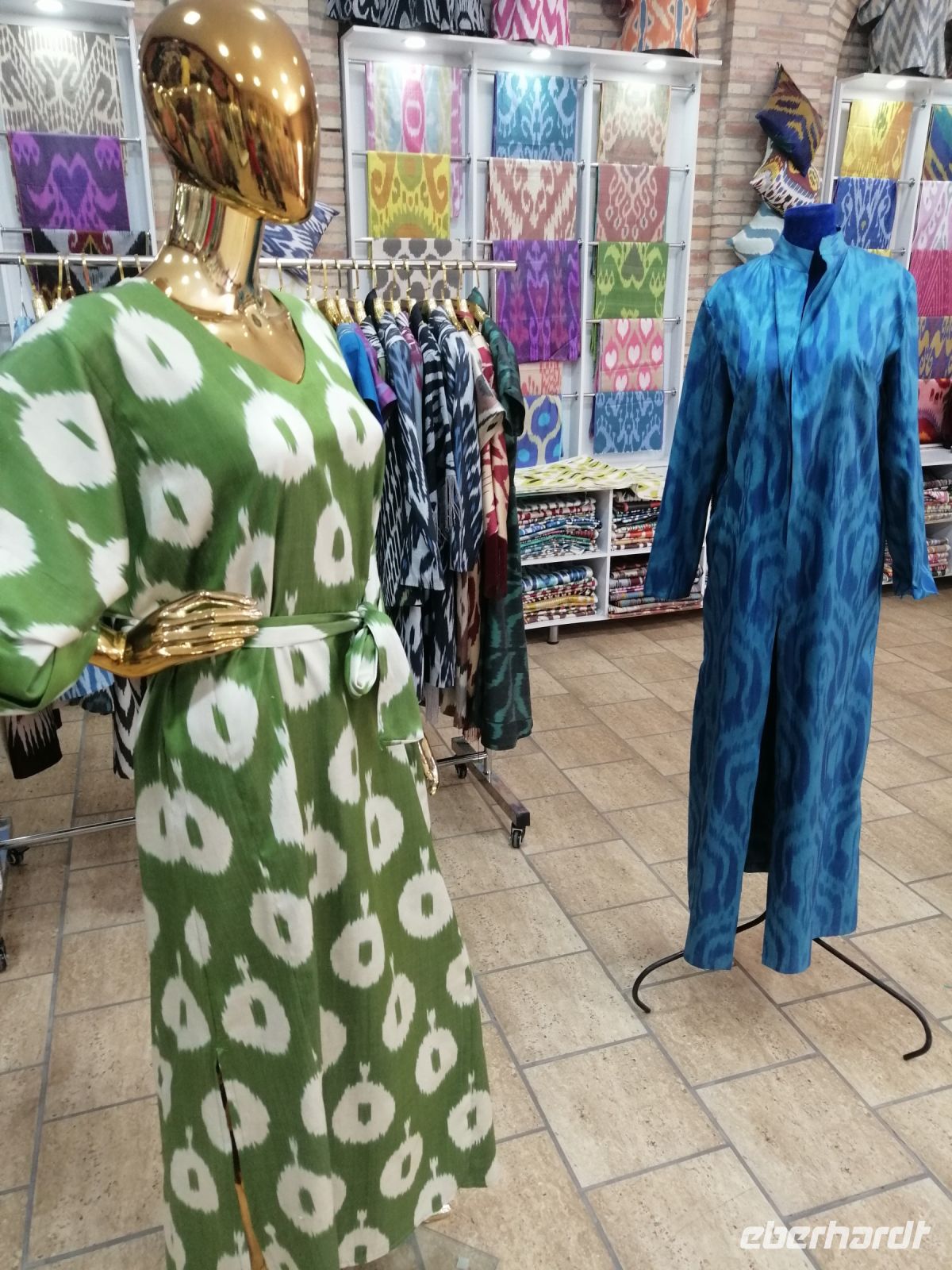 Besichtigung einer Mode-Boutique, Buchara &ndash; &copy; Andrej Kulikov (Eberhardt TRAVEL)