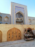 Stadtrundgang durch Chiwa, Medresse Muhhamada Amin Khana (im Hintergrund) &ndash; &copy; Andrej Kulikov (Eberhardt TRAVEL)