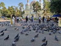 Tauben vor der orthodoxen Himmelsfahrt-Kathedrale, Almaty &ndash; &copy; Andrey Kulikov (Eberhardt TRAVEL)