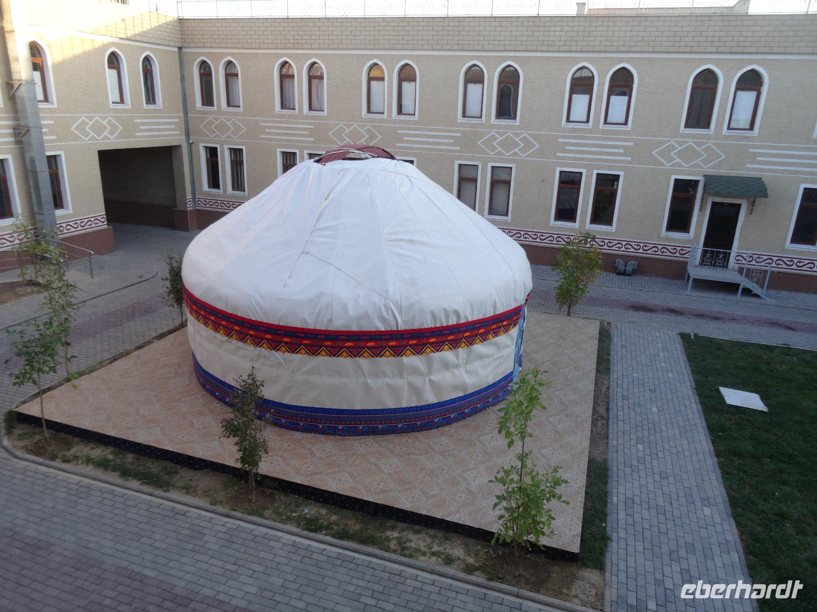 Hof des Hotels Khanaka in Türkestan &ndash; &copy; Elke Knappe (Eberhardt TRAVEL)