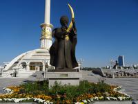 Unabhängigkeitsdenkmal in Ashgabat &ndash; &copy; Elke Knappe (Eberhardt TRAVEL)