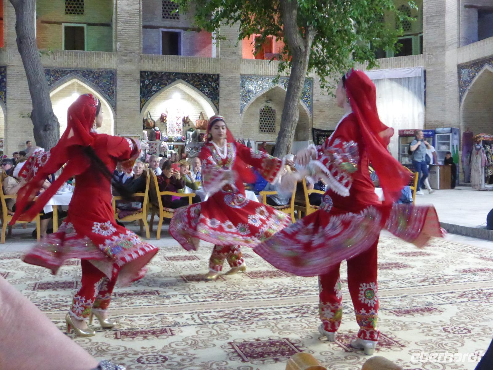 Folklore-Abend in der Medrese Nodir-Devon-Begi, Buchara &ndash; &copy; Birgit Hornung (Eberhardt TRAVEL)