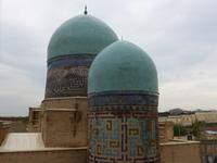 zwei Kuppel und Schmuckelemente, Registan in Samarkand &ndash; &copy; Birgit Hornung (Eberhardt TRAVEL)