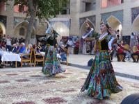 Folklore-Abend in der Medrese Nodir-Devon-Begi, Buchara &ndash; &copy; Birgit Hornung (Eberhardt TRAVEL)