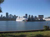 Montreal - Skyline und Aida-Kreuzfahrtschiff &ndash; &copy; Annette Zocher (Eberhardt TRAVEL)