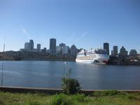 Montreal - Skyline und Aida-Kreuzfahrtschiff &ndash; &copy; Annette Zocher (Eberhardt TRAVEL)