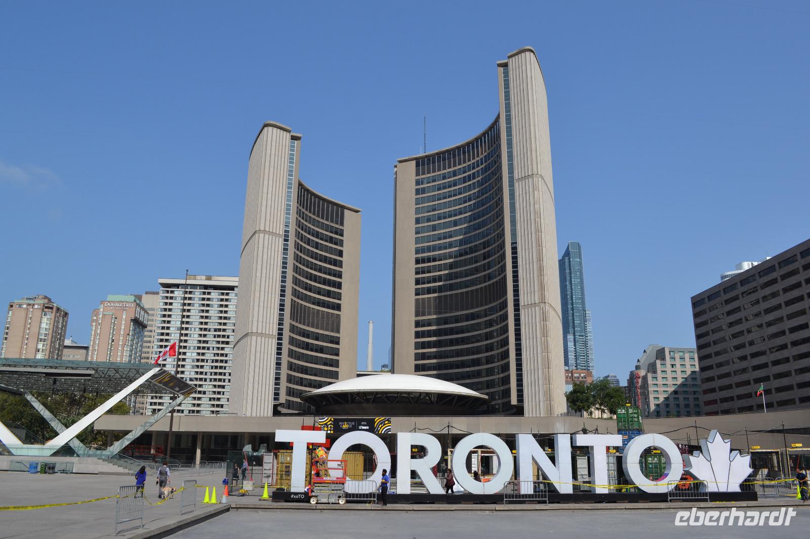 Stadtrundfahrt Toronto - Neues Rathaus (City Hall) &ndash; &copy; Andreas Wolfsteller (Eberhardt TRAVEL)