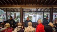 Antonis erklärt uns die einzelnen Weine der Verkostung &ndash; &copy; Eric Krüger (Eberhardt TRAVEL)