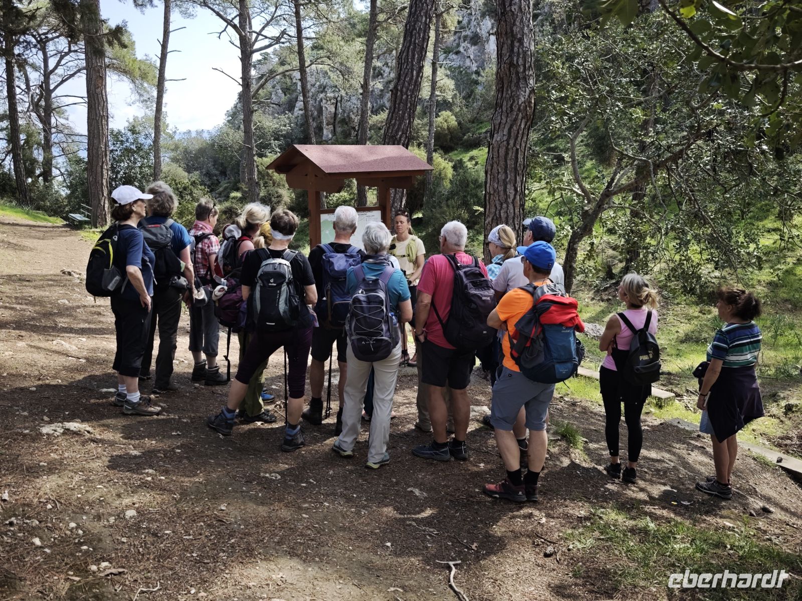 Reisegruppe bei Erklärungen durch Wanderführer auf der Akamas Halbinsel; Zypern &ndash; &copy; Peter Walther (Eberhardt TRAVEL)