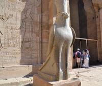 Der Falkengott am Eingang