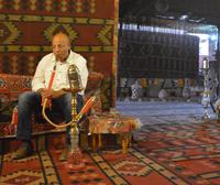 Essam raucht Wasserpfeife im Kaffeehaus