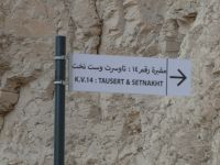 Wegweiser im Tal der Könige