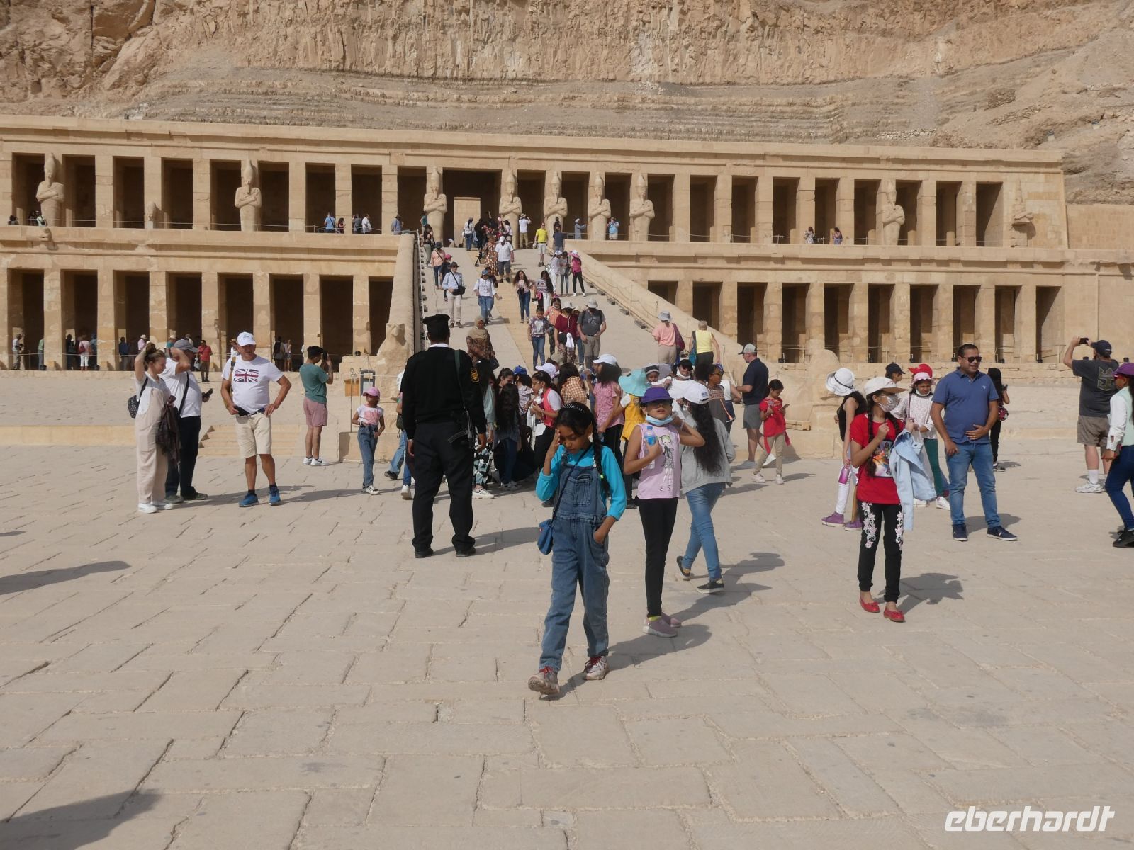 Vor dem Tempel der Hatschepsut