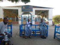 ein Kindergarten und wichtige Männer