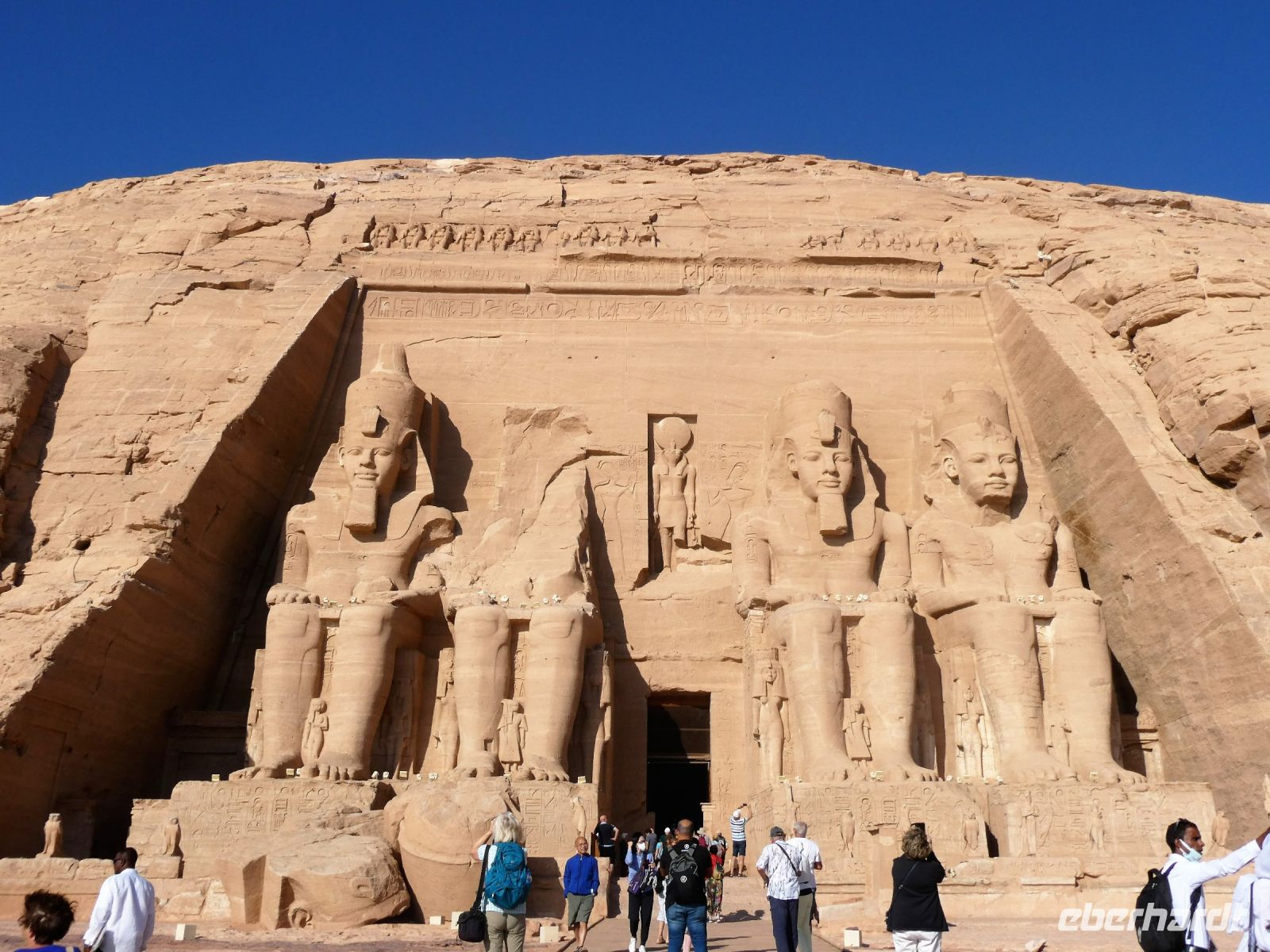 Vor dem Tempel des Ramses
