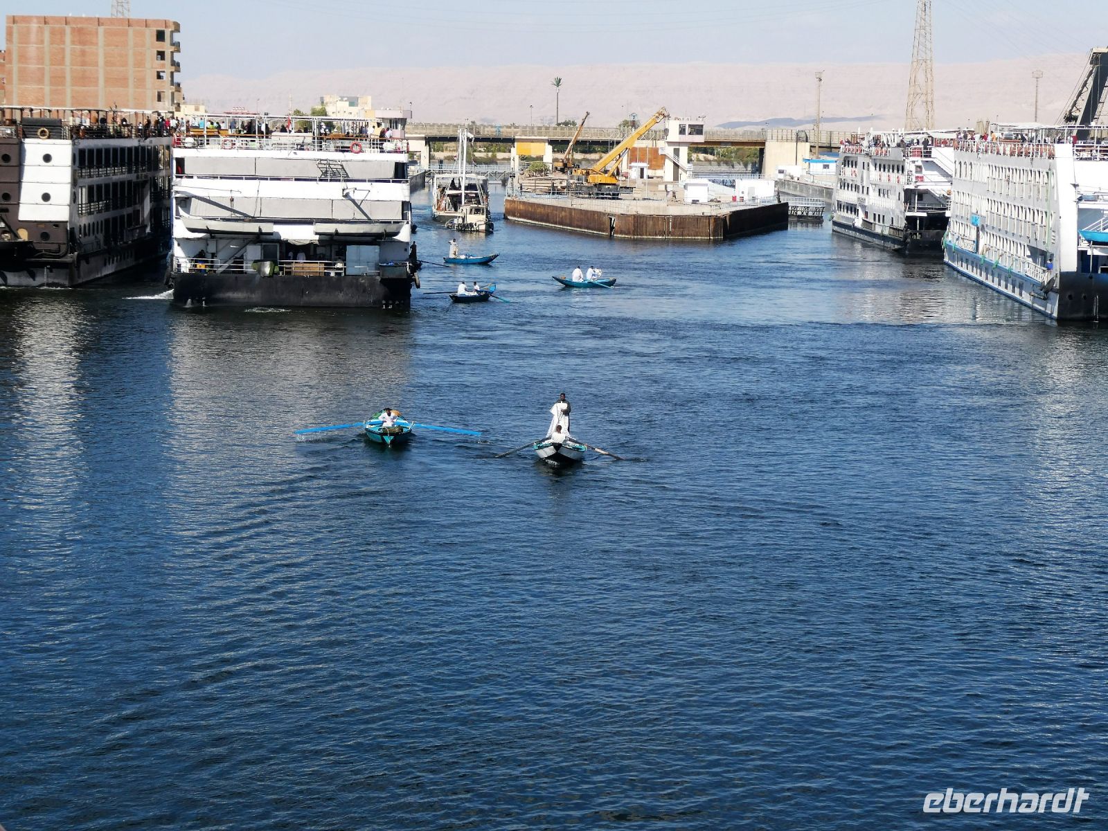 Gewusel zwischen Nilschiffen
