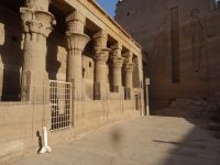 Kolonnadenreihen im Hof des Philae-Tempels