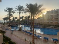 Noch liegt die Morgenstille über dem Hotel