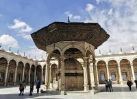 Innenhof mit Platz für die rituelle Waschung vor dem Gebet, Alabastermoschee, Kario