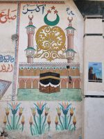 Die bunten Häuser in der Nähe des Tals der Könige