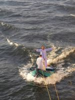 Sogar der Bootsshop kommt zum Schiff und die Herren verkaufen Tischdecken