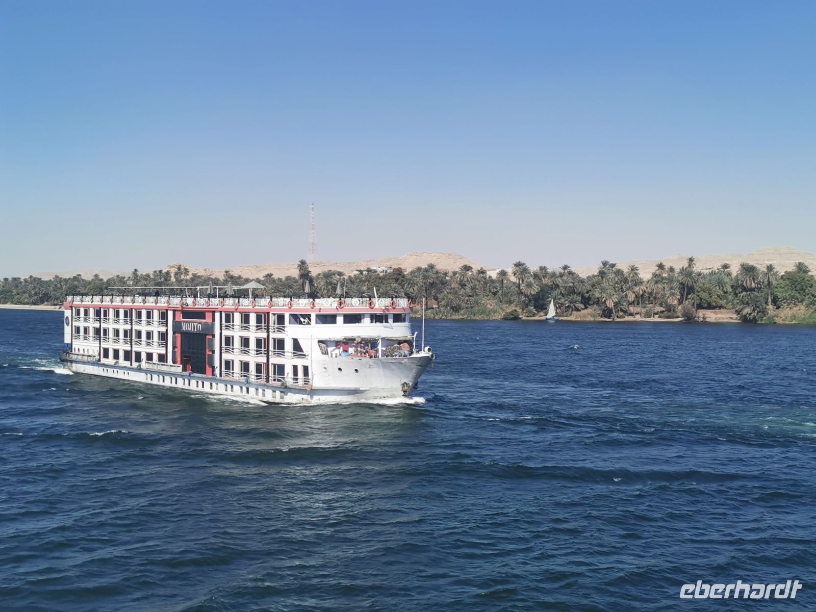 Flußkreuzfahrtschiff auf dem Nil