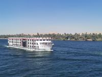 Flußkreuzfahrtschiff auf dem Nil