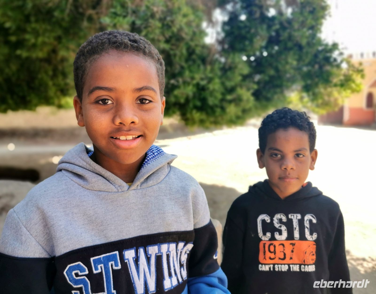 Neugierige Jungs im nubischen Dorf bei Assuan